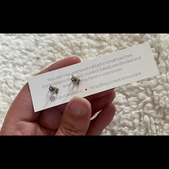 (GIFTED) ✨ 2x HP ✨ Hexagonal Iridescent ✨ Stud Earrings ✨ - Picture 3 of 3